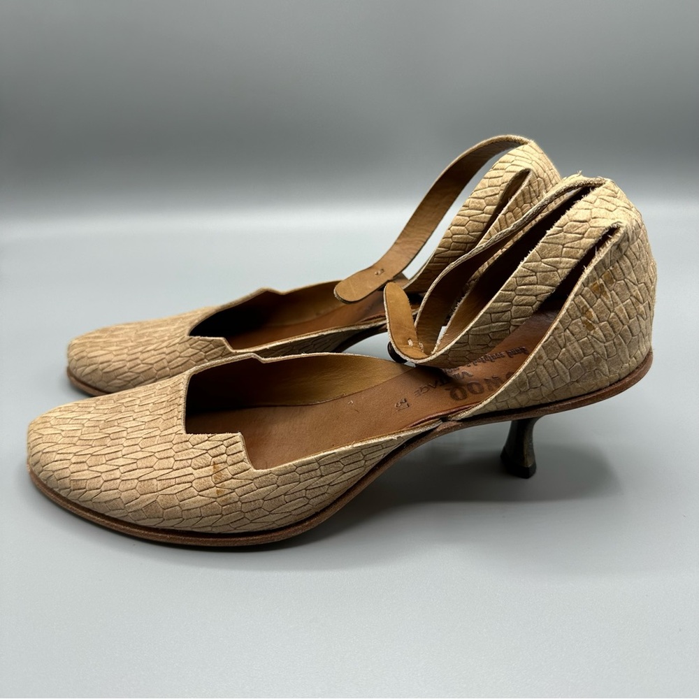 Cydwoq unique leather kitten heel ankle strap brown Beige shoes heels Size 7